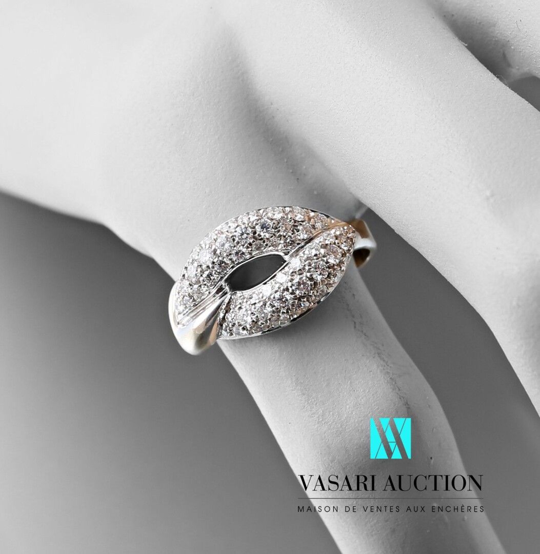 Null 铂金850千分之一的戒指，平坦的戒指中央装饰有52颗钻石铺成的梭形图案

毛重：5.8克 手指大小：53 54。