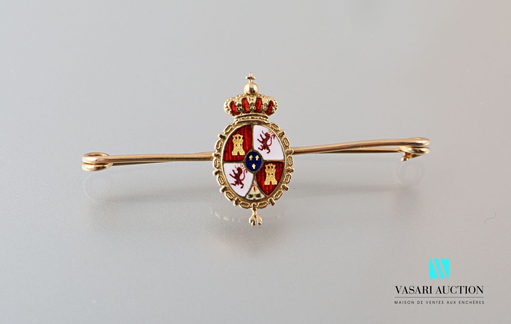 Null 黄金75千分之一的护士胸针，装饰有塔楼和狮子的珐琅纹章，顶部是一个封闭的皇冠。

毛重：3.3克。