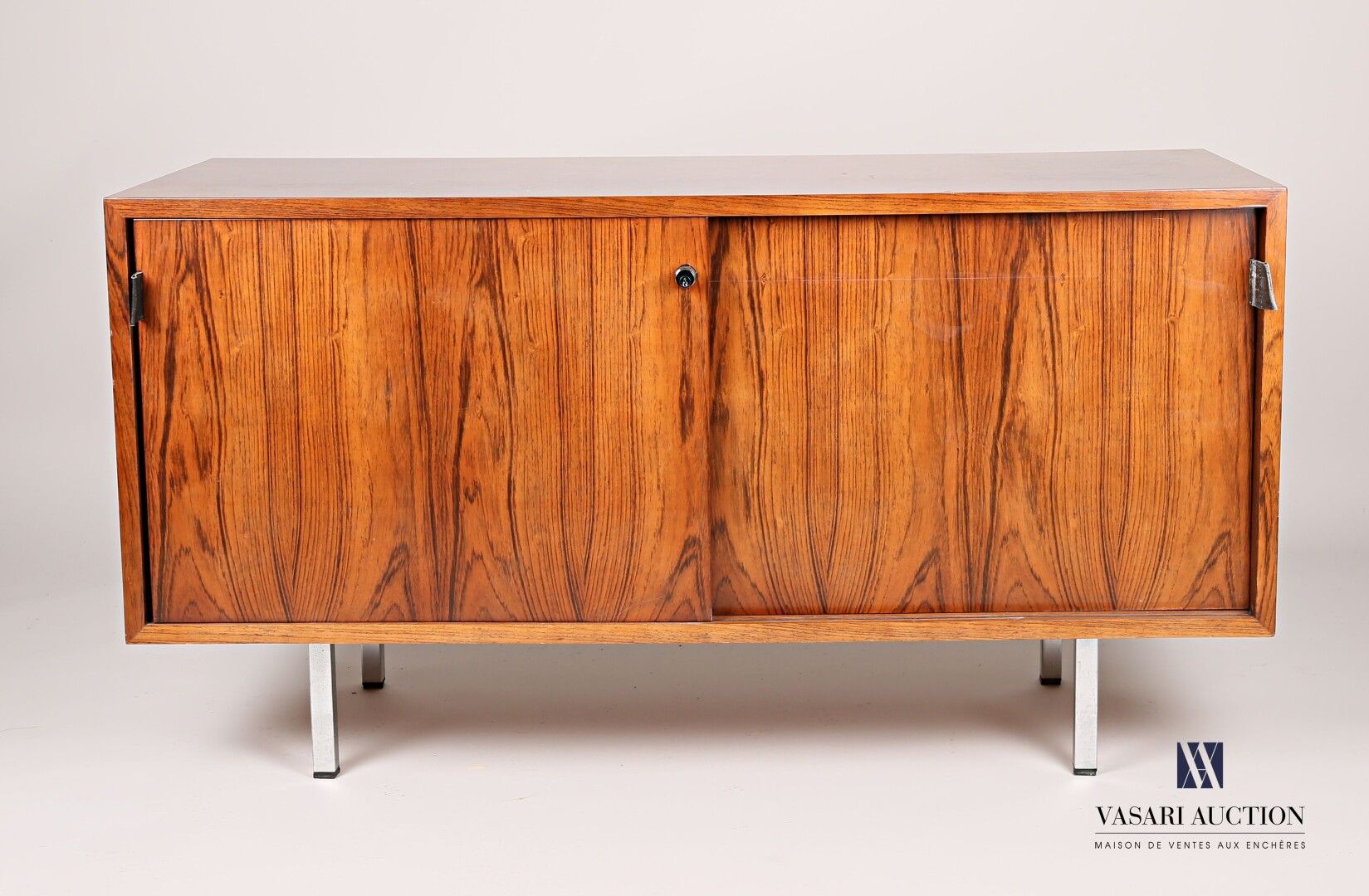 Null 克诺尔-佛罗伦萨（1917-2019）

胡桃木和胡桃木饰面的办公桌，它的正面用两块滑动板打开，皮制的抽绳，露出两个壁龛和四个可调节的架子。它建立在四&hellip;