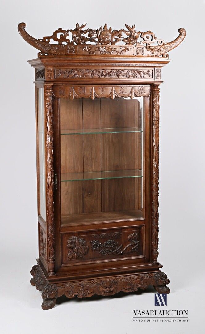 Null INDONESIA

A molded and carved ironwood display case, the pediment showing &hellip;