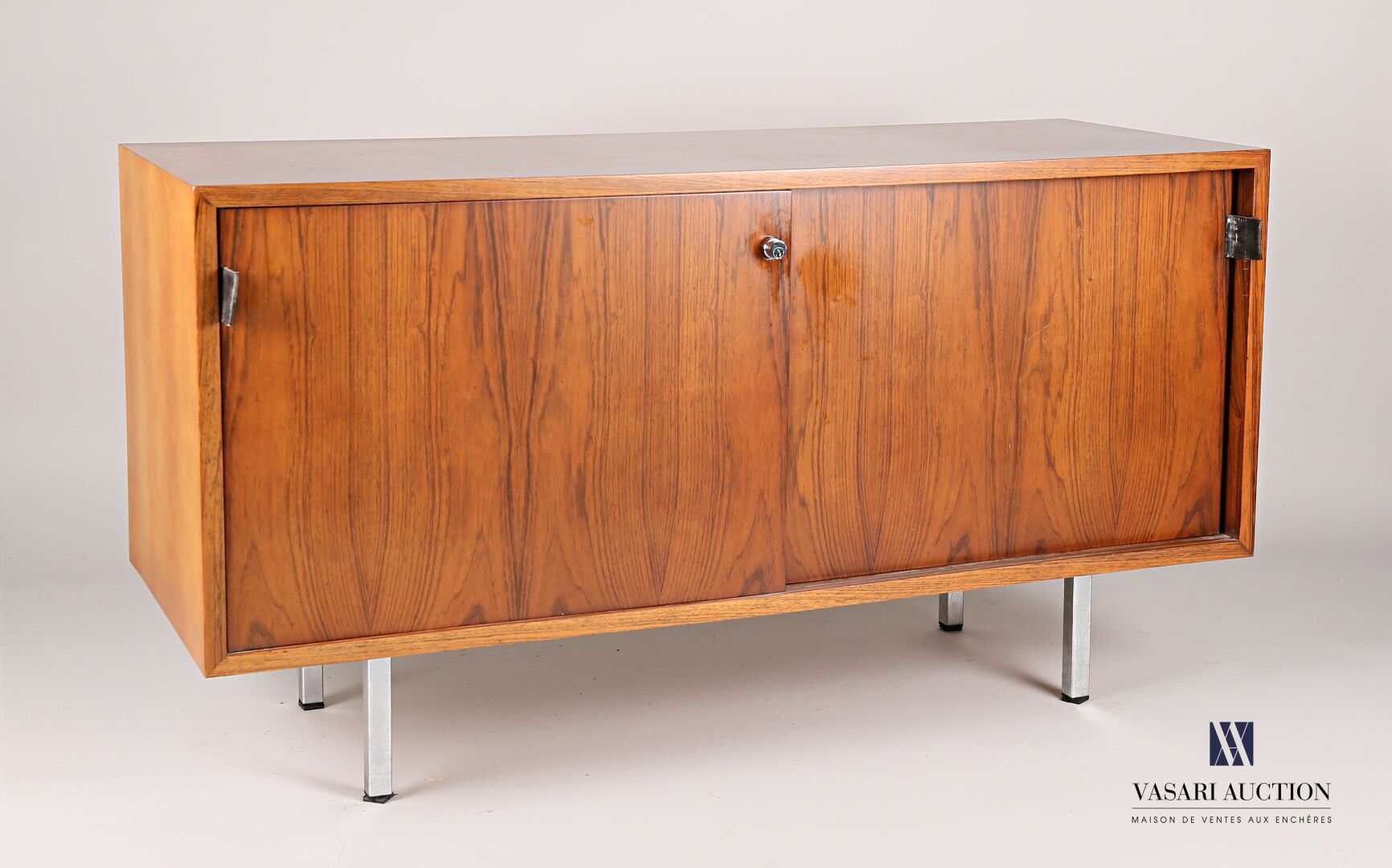 Null KNOLL Florence (1917-2019)

Walnut and walnut veneer desk, it opens on the &hellip;