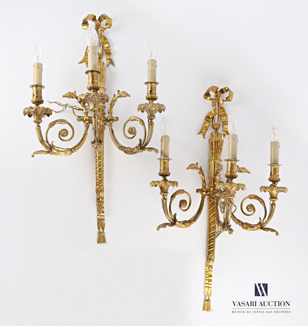 Null Paire d'appliques en bronze doré à trois bras de lumières à décor de tête d&hellip;