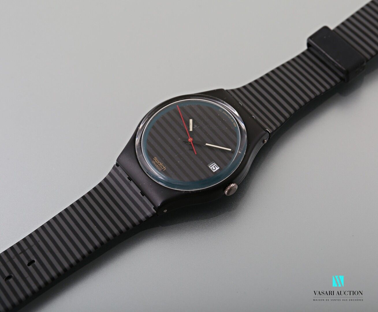 Null SWATCH - GREY LINE - 1989

Gehäuse und Armband aus Kunststoff.

Uhrwerk mit&hellip;