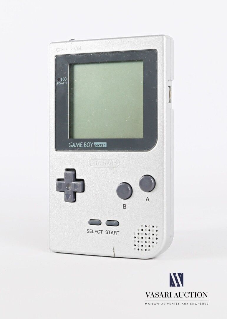 Null 钮恩迪

Game Boy Pocket，"银色 "外壳

高度：12.5厘米12,5 cm - 宽度 : 7,5 cm - 深度 : 2 cm

(&hellip;