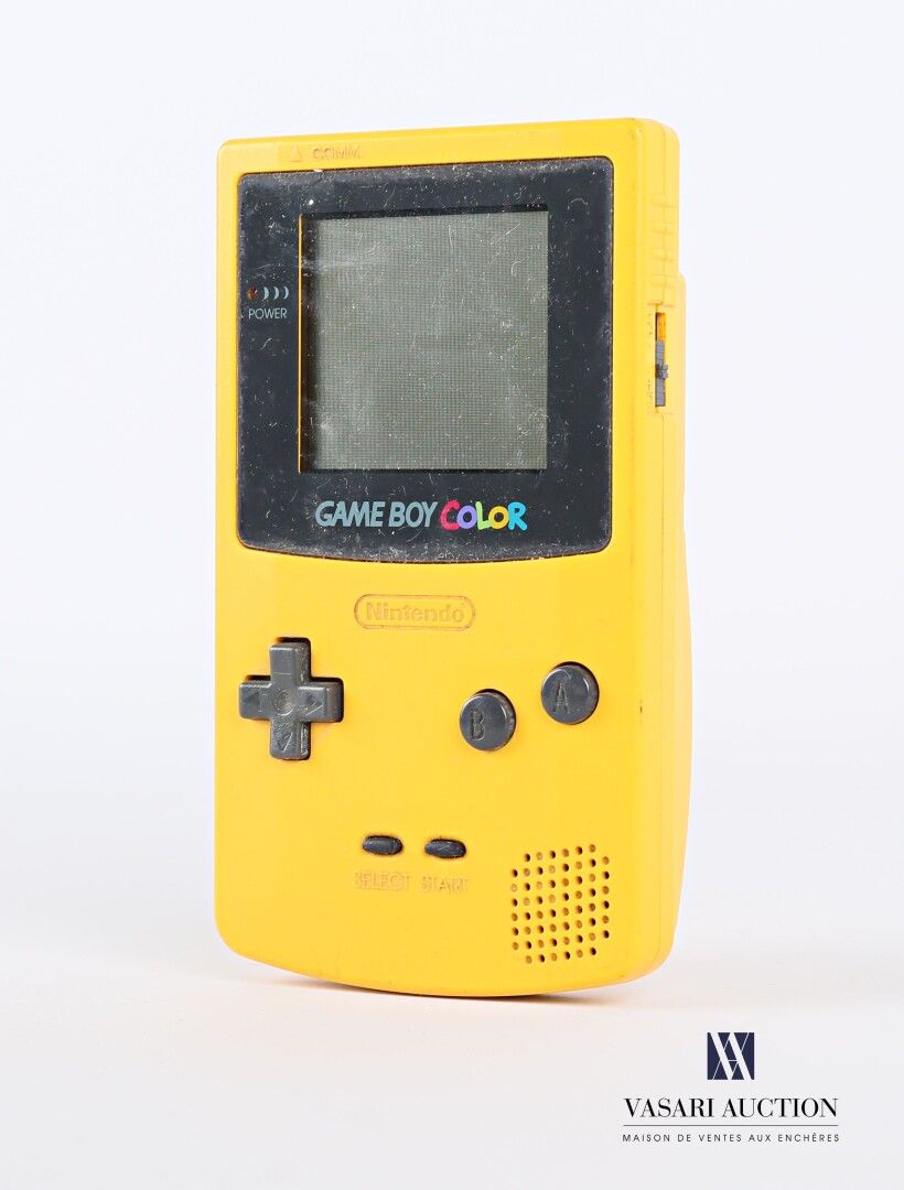 Null 钮恩迪

Game Boy Color，黄色的外壳

高度：13厘米13 cm - 宽度 : 7,5 cm - 深度 : 2,5 cm

(磨损、划痕&hellip;