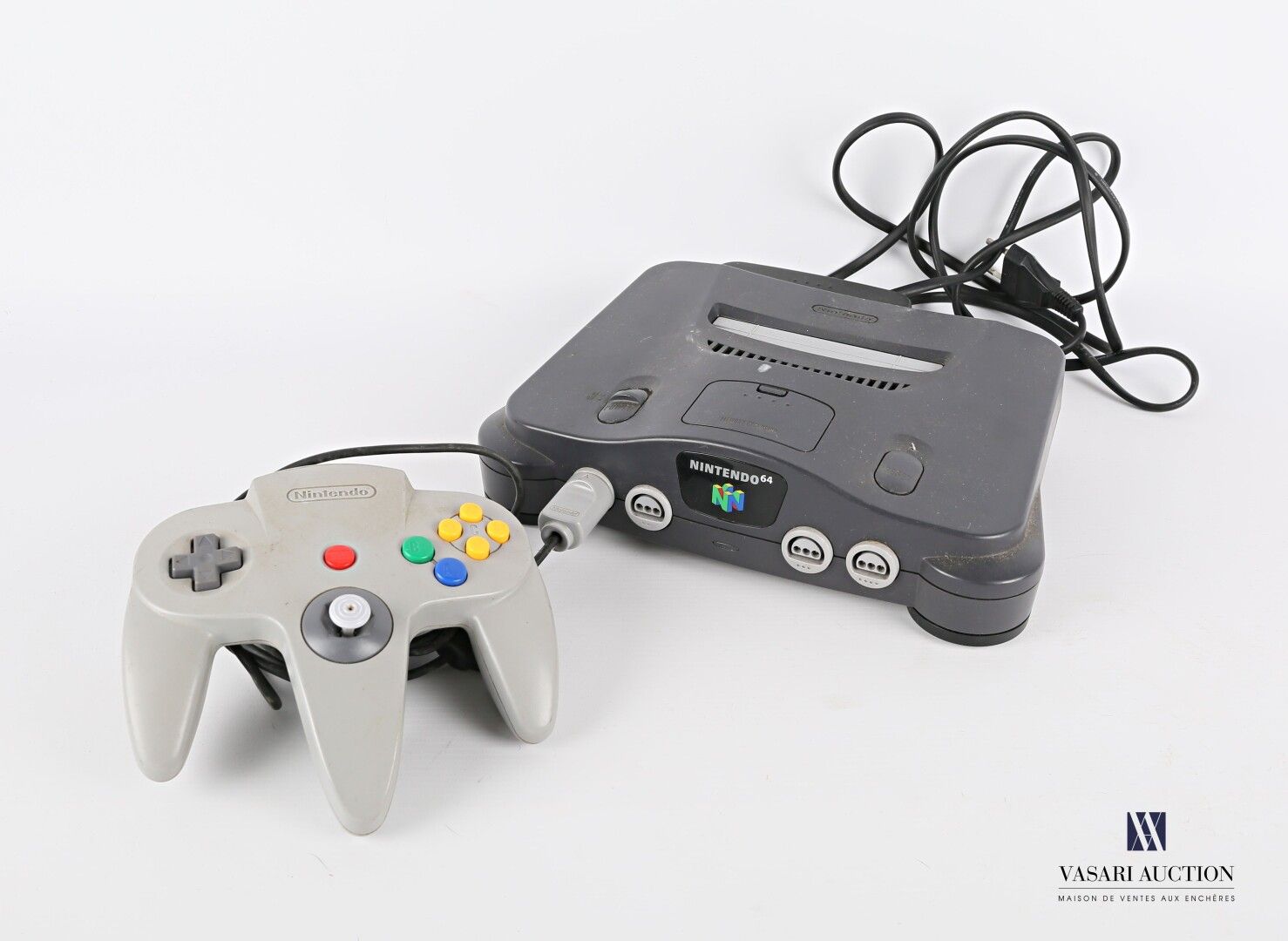 Null NINTENDO

Nintendo 64 and its controller

Height : 6 cm 6 cm - Width : 27 c&hellip;