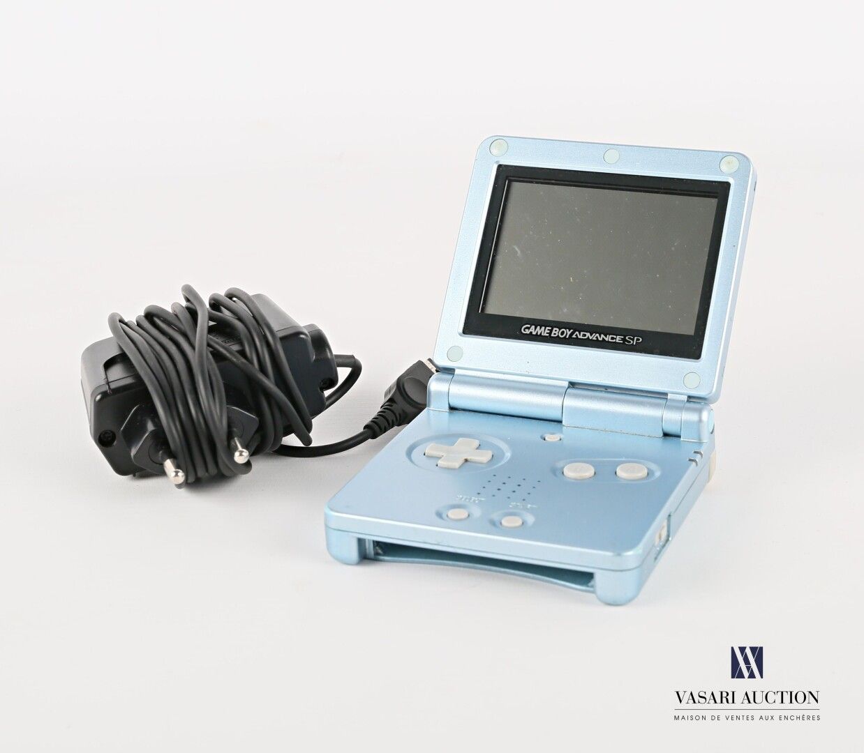 Null 钮恩迪

天蓝色的Game Boy Advance SP和其充电线。

高度：15.5厘米15,5 cm - 宽度 : 8 cm - 深度 : 2,2&hellip;