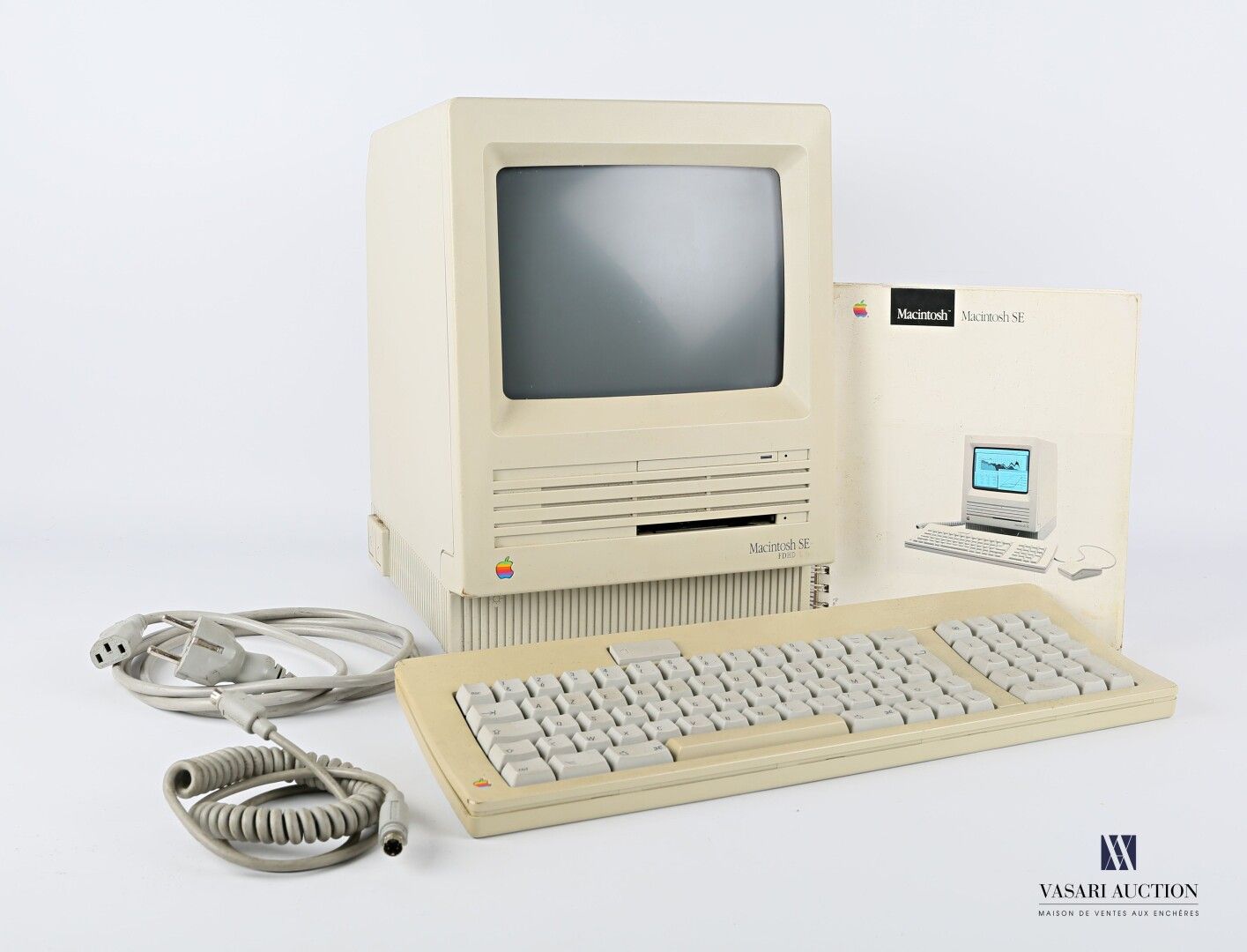 Null 苹果公司

Macintosh SE和它的键盘。

电脑尺寸：高度：34.5厘米34,5 cm - 宽度：24,5 cm - 深度：24,5 cm

&hellip;