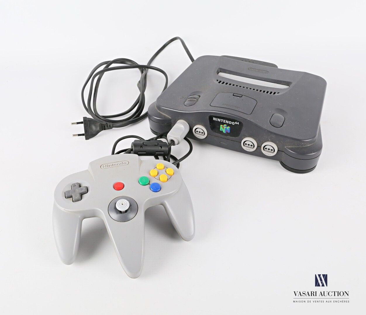 Null NINTENDO

Nintendo 64 and its controller

Height : 6 cm 6 cm - Width : 27 c&hellip;