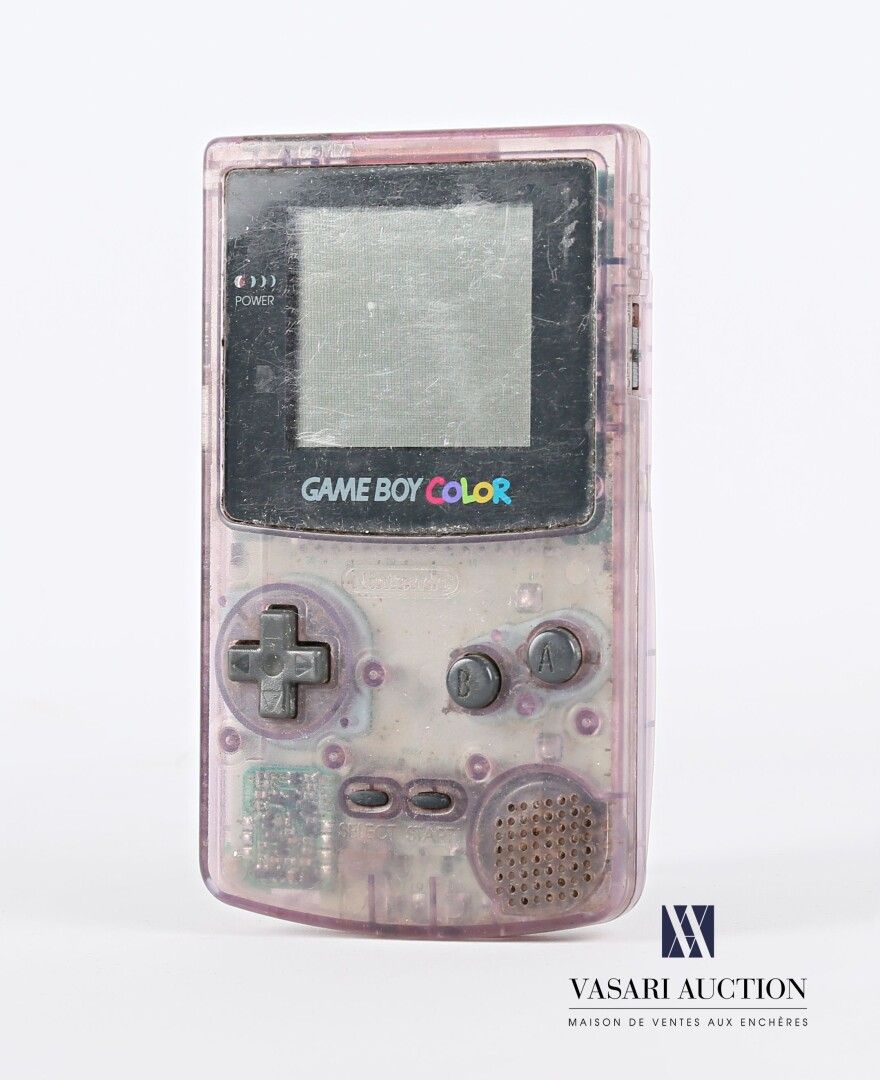 Null NINTENDO

Game Boy Color, die violette, transparente Hülle.

H. : 13 cm - B&hellip;