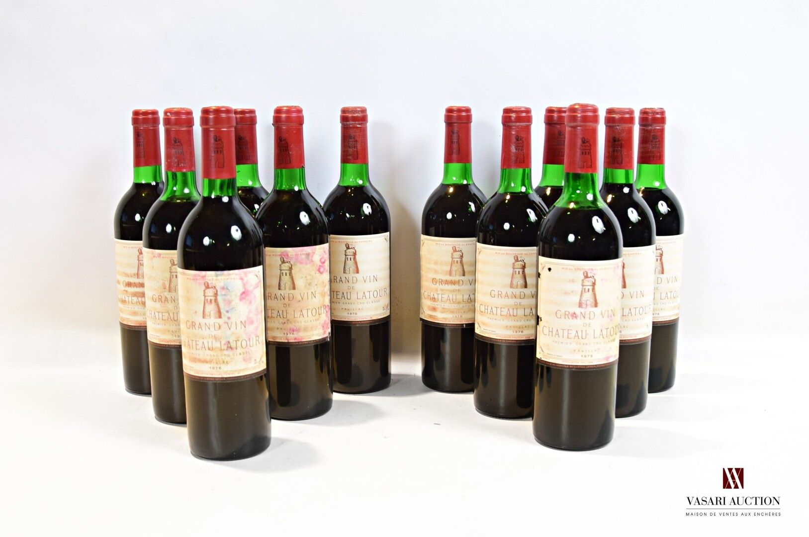 Null 12瓶 拉图酒庄波亚克1级GCC 1976年葡萄酒

	褪色和染色（1个有小裂缝）。N：2个低颈，2个低颈/高肩

	6个高肩限制，2个高肩。CBO。