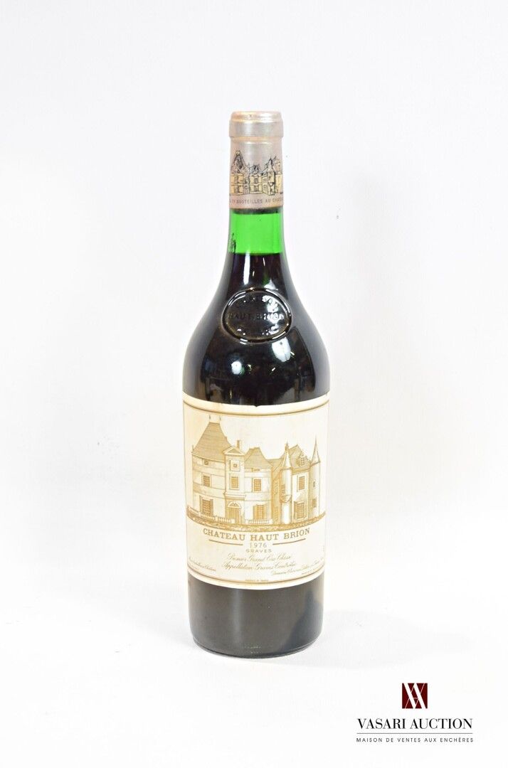 Null 1 Flasche Château HAUT BRION Graves 1er GCC 1976.

	Et. Etwas verblasst und&hellip;