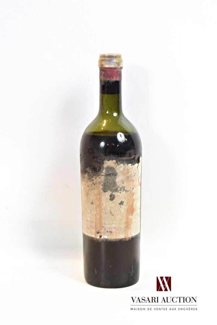 Null 拉图酒庄Pauillac 1er GCC 1904年酒1瓶

	褪色、污渍和非常磨损，但可以阅读。N：中肩。

	塑料盖子。