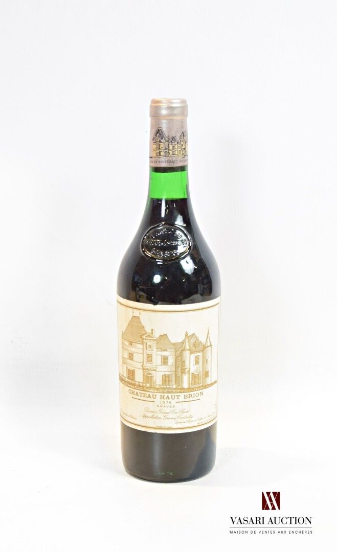 Null 1 Flasche Château HAUT BRION Graves 1er GCC 1976.

	Et. Etwas verblasst und&hellip;