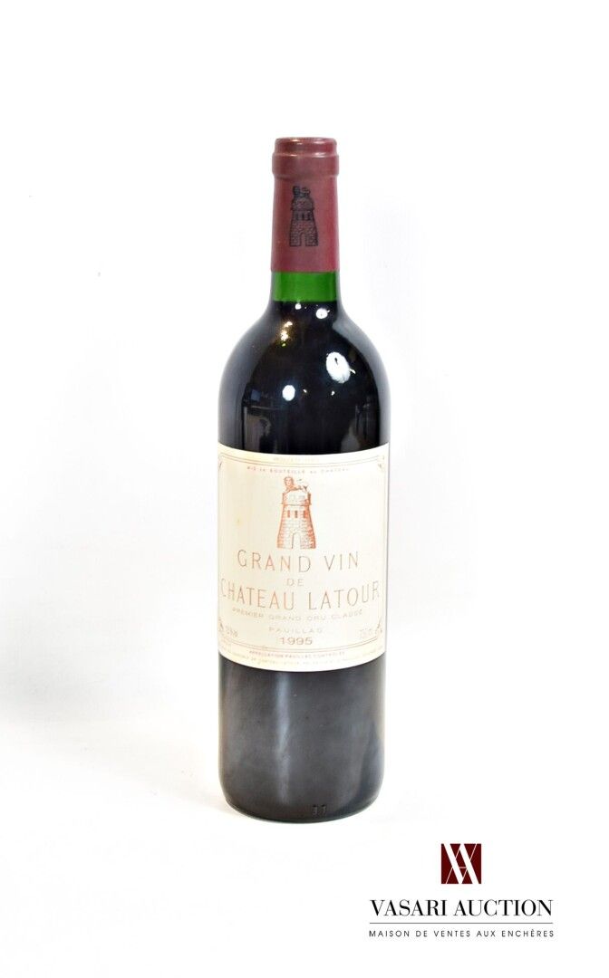 Null 1 Flasche Château LATOUR Pauillac 1er GCC 1995.

	Et. Ein wenig fleckig. N:&hellip;