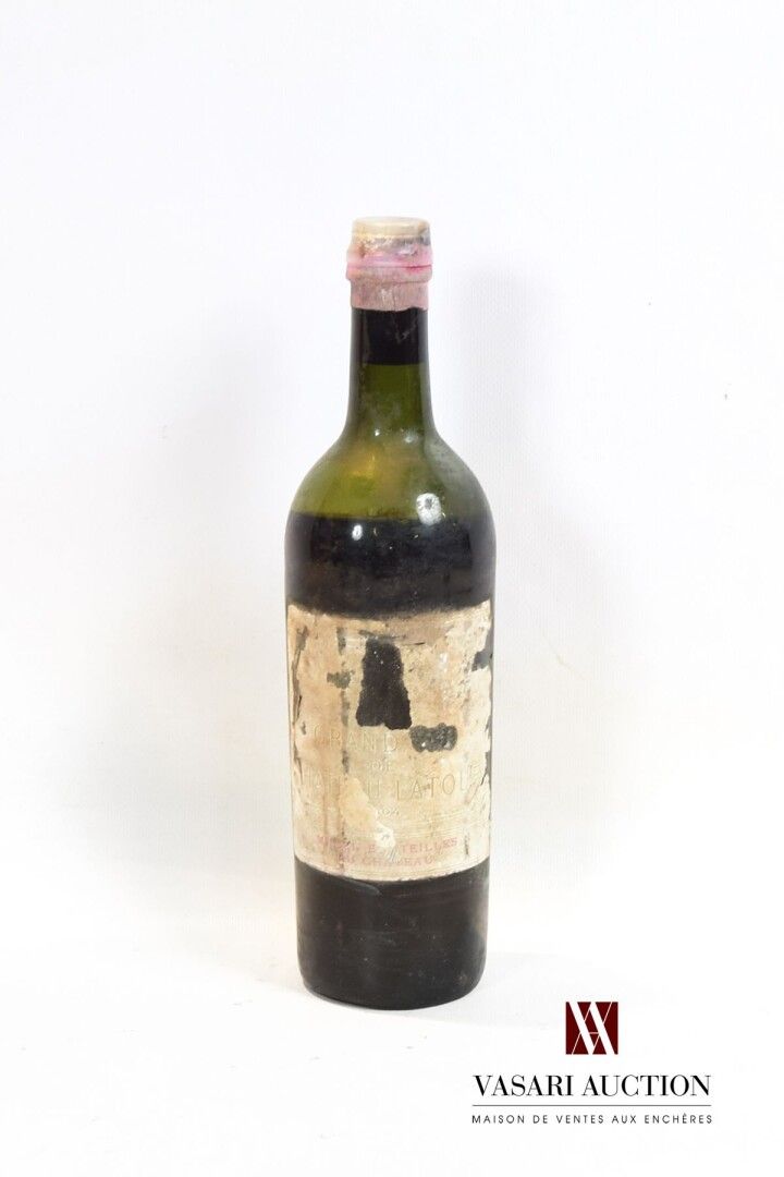 Null 拉图酒庄Pauillac 1er GCC 1904年酒1瓶

	褪色、污渍和非常磨损，但可以阅读。N: 肩部以下。

	塑料外壳。