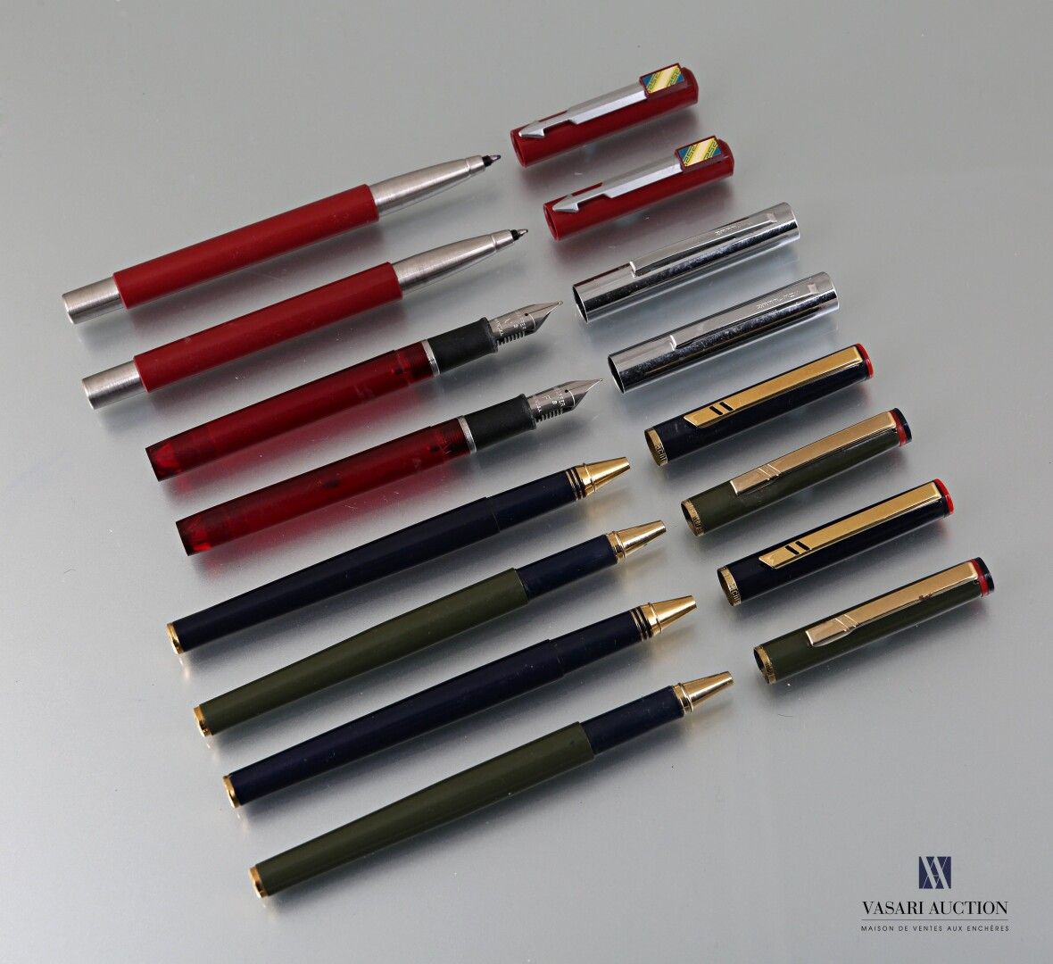 Null Lot de huit stylos comprenant deux stylographes Parker de couleur rouge, de&hellip;