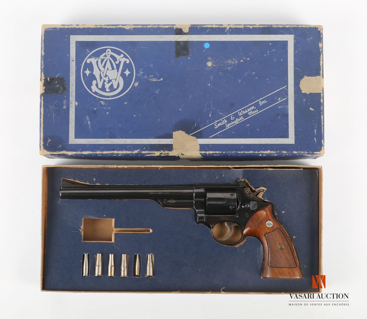 Null 注意B类武器--须经省长批准的空白或签发的武器

史密斯威森53型左轮手枪，21.5厘米长的膛线枪管，一侧标有 "Smith & Wesson"，另一&hellip;