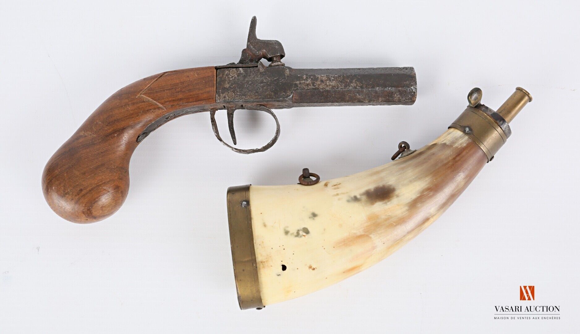 Null 打击式袖珍手枪，八角形枪管，铁桥下的扳机，替换过的木质枪托，TL19.5厘米，磨损，普遍氧化，19世纪

D类

附有一个角质火药瓶，2件，整套。