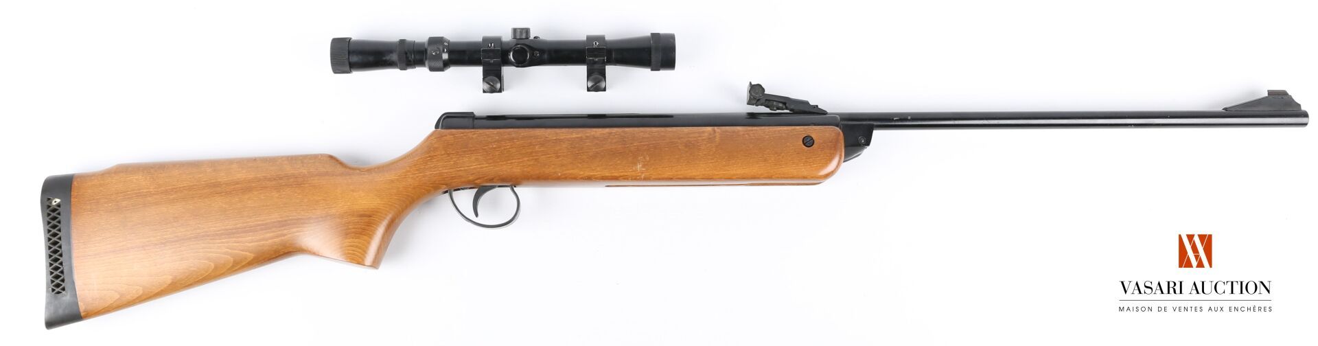 Null 气步枪BSA型号Meteor，口径4.5毫米（.177），膛线枪管47厘米，木质支架，长105厘米，BE-TBE，编号NE42079，D类，一个加入C&hellip;