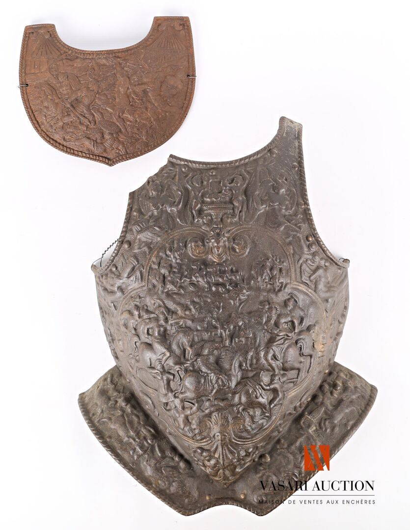 Null Plastron de cuirasse, décor en relief à l'antique : combat équestre de cava&hellip;