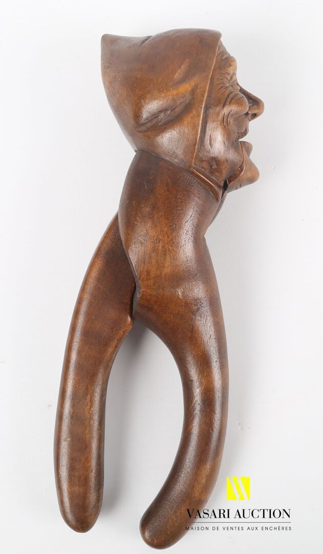 Null 雕刻的木制胡桃夹子，上面有一个戴着兜帽的笑脸人

(轻微磨损)

高度：21.5厘米高度：21.5厘米