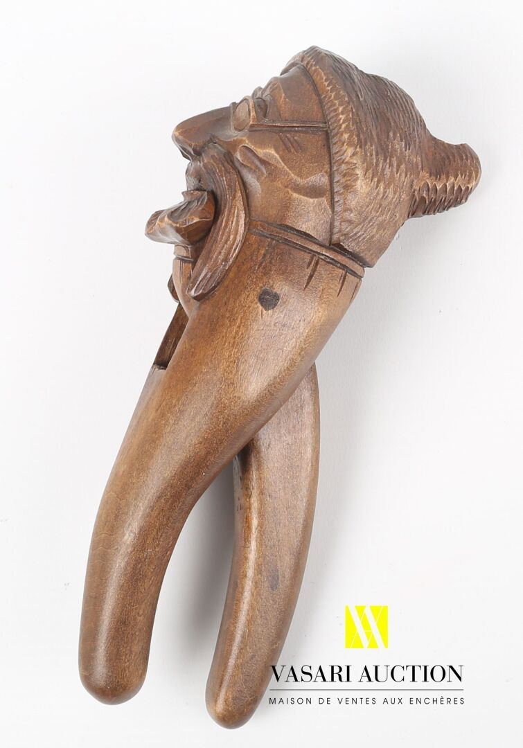 Null 雕刻的木制胡桃夹子，代表一个戴眼镜和帽子的男人

高度：19厘米高度：19厘米