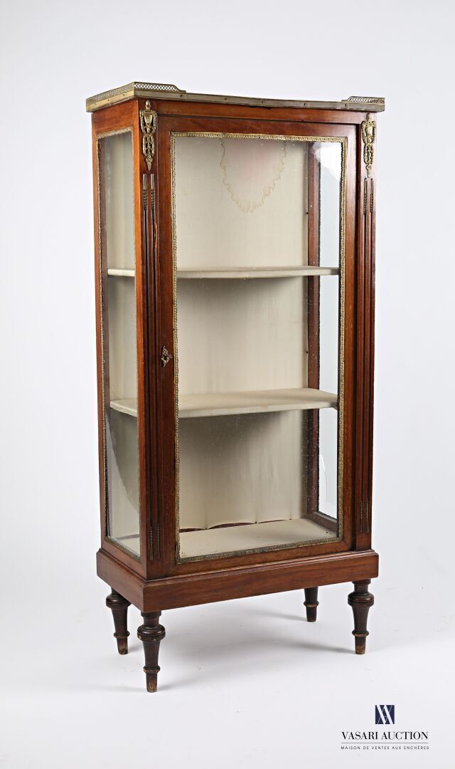 Null Mahogany and mahogany veneer showcase, it is topped by a rectangular tray h&hellip;