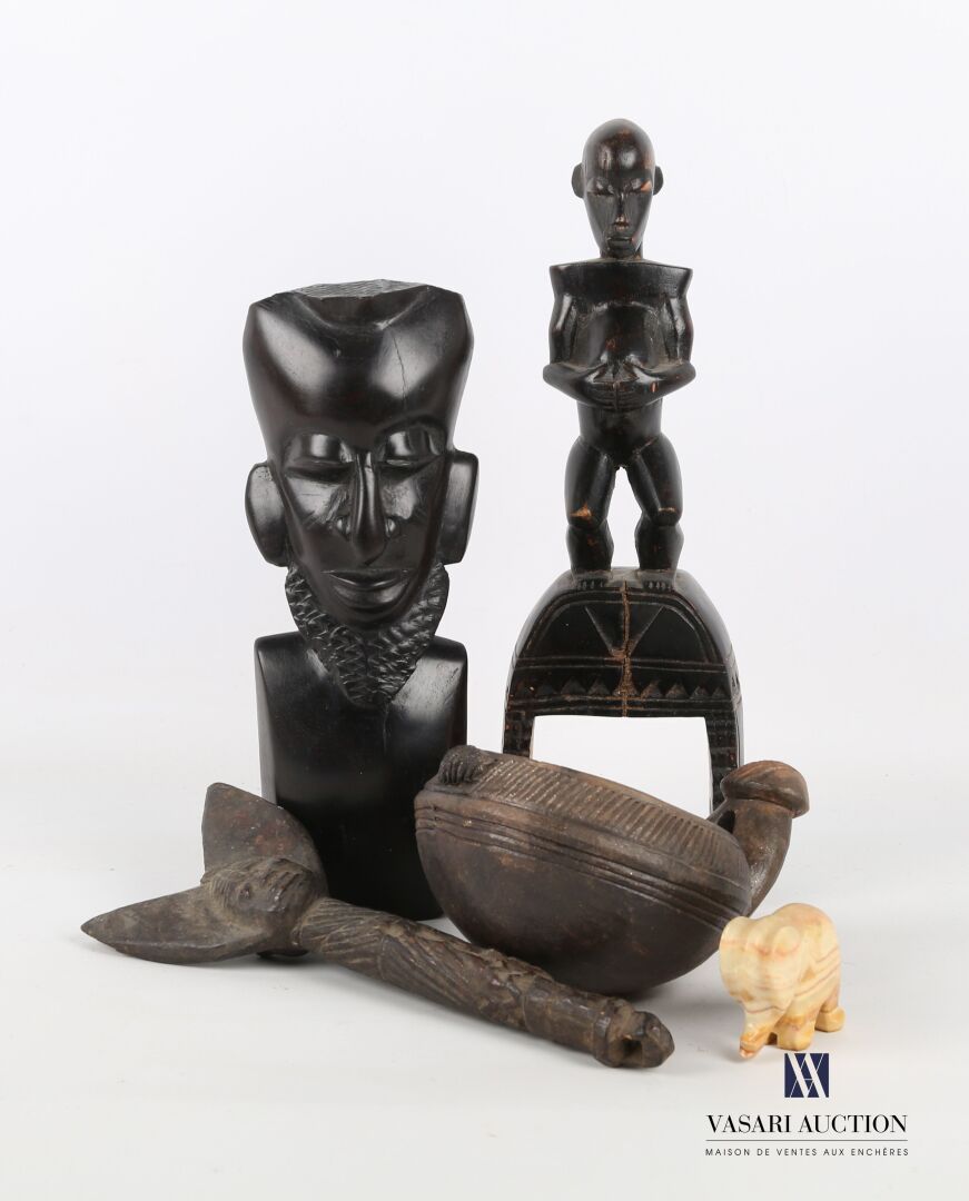Null 非洲

拍品包括一个乌木主题，代表一个有胡子的男人（高：25厘米），一个木雕主题，代表一个站在拱门上的人物（高：32厘米），一个雕刻有脸的木器（长：2&hellip;