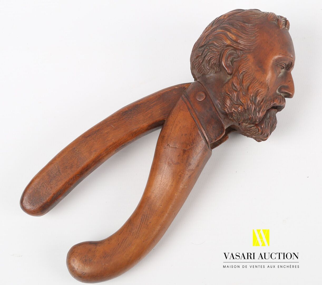 Casse noisette en bois sculpté représentant un homme barbu à col 
(petit acciden&hellip;