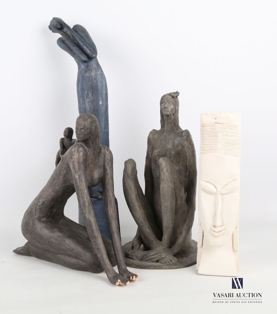 Null Lot en céramique comprenant quatre sculpture de figures féminines.

(usures&hellip;