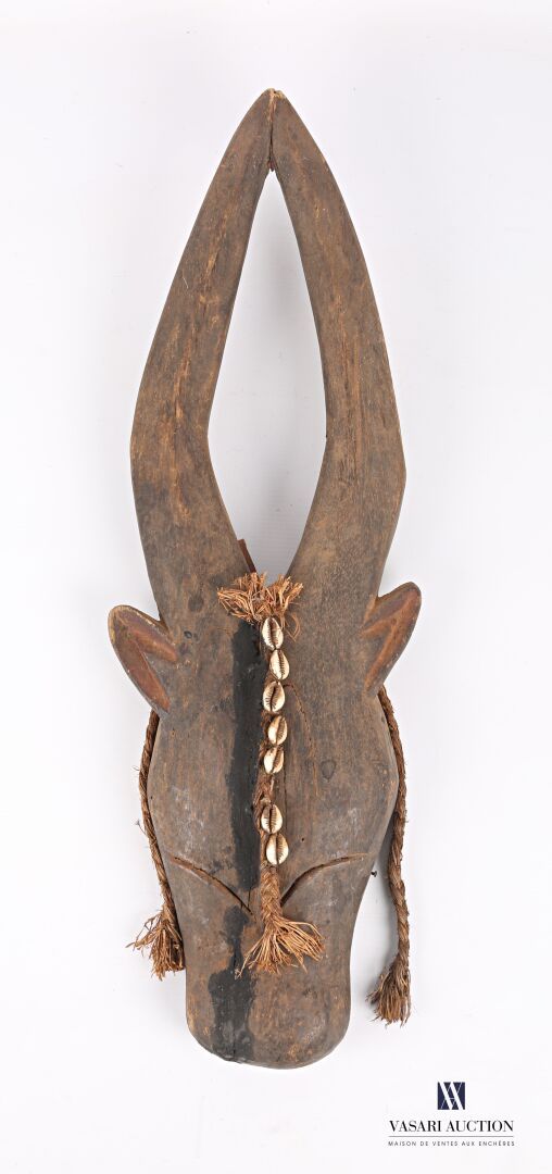 Null 北刚果 - Kwele

木头雕刻的动物面具，带有多色的痕迹，代表一只鹿，上面有植物纤维的辫子和牛角的装饰。

(磨损)

高度：63厘米高度：63厘&hellip;