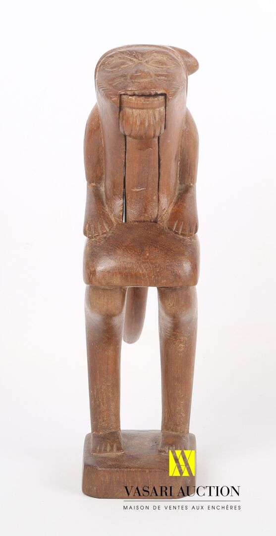 Casse noisette en bois sculpté figurant un singe anthropomorphe 
Haut. : 27 cm