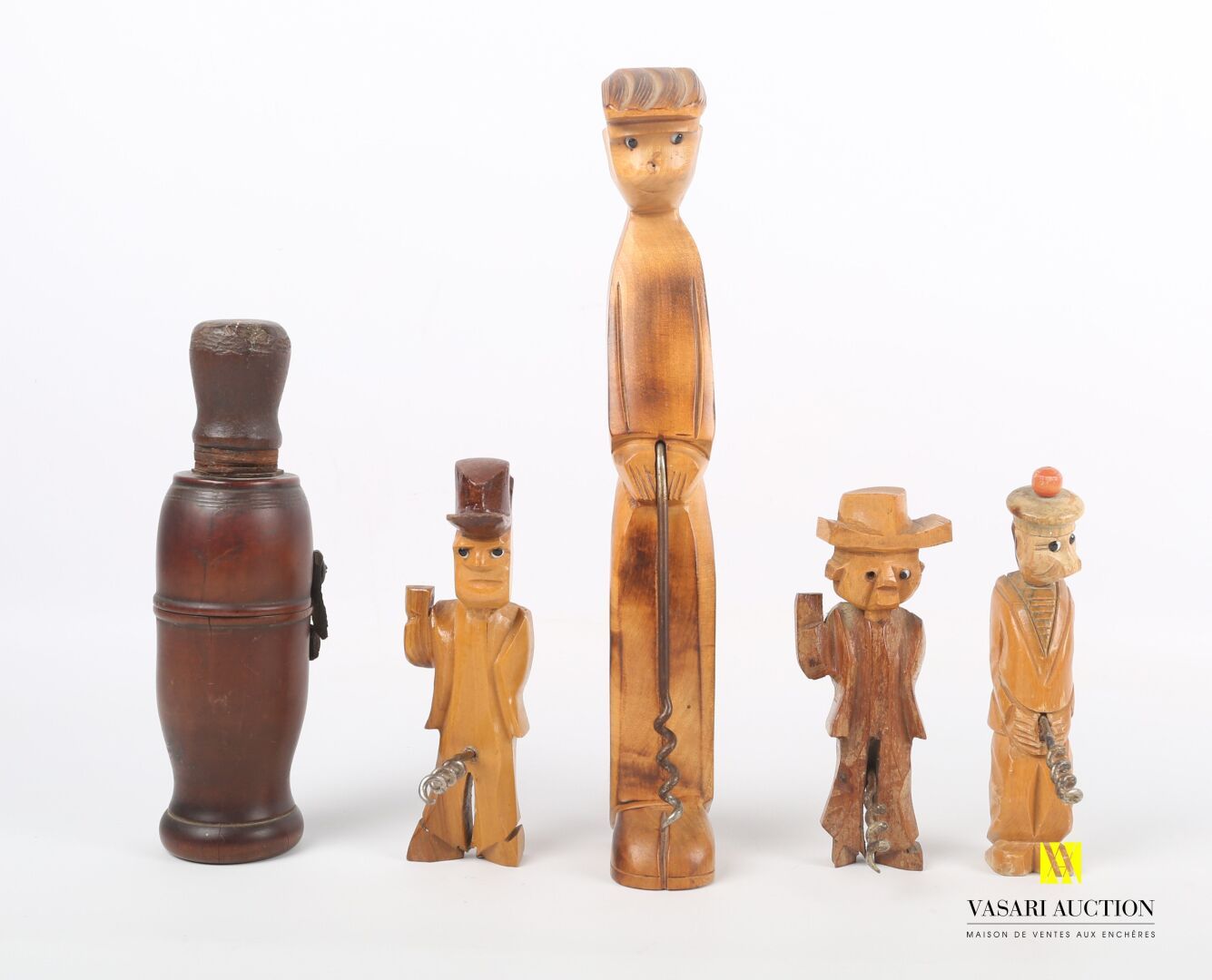 Null 拍品包括四个木雕开瓶器，分别代表一个小男孩、一个水手、一个牛仔和一个戴帽子的男人

(磨损)

从30到14厘米

木制开瓶器的一个部分

(缺少和损&hellip;