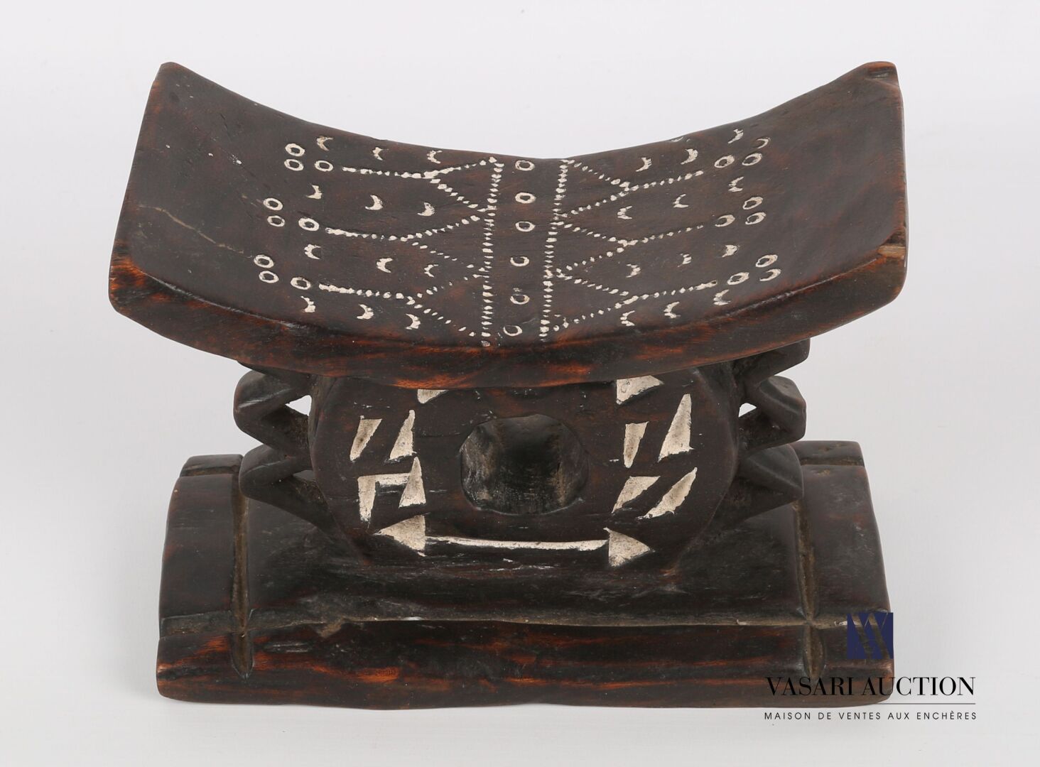 Null 非洲

雕刻着几何图案的小木凳，拱形的座椅放在一个圆形的镂空底座上。

(磨损)

高度：17厘米17 cm - 宽度 : 22 cm - 深度 : &hellip;