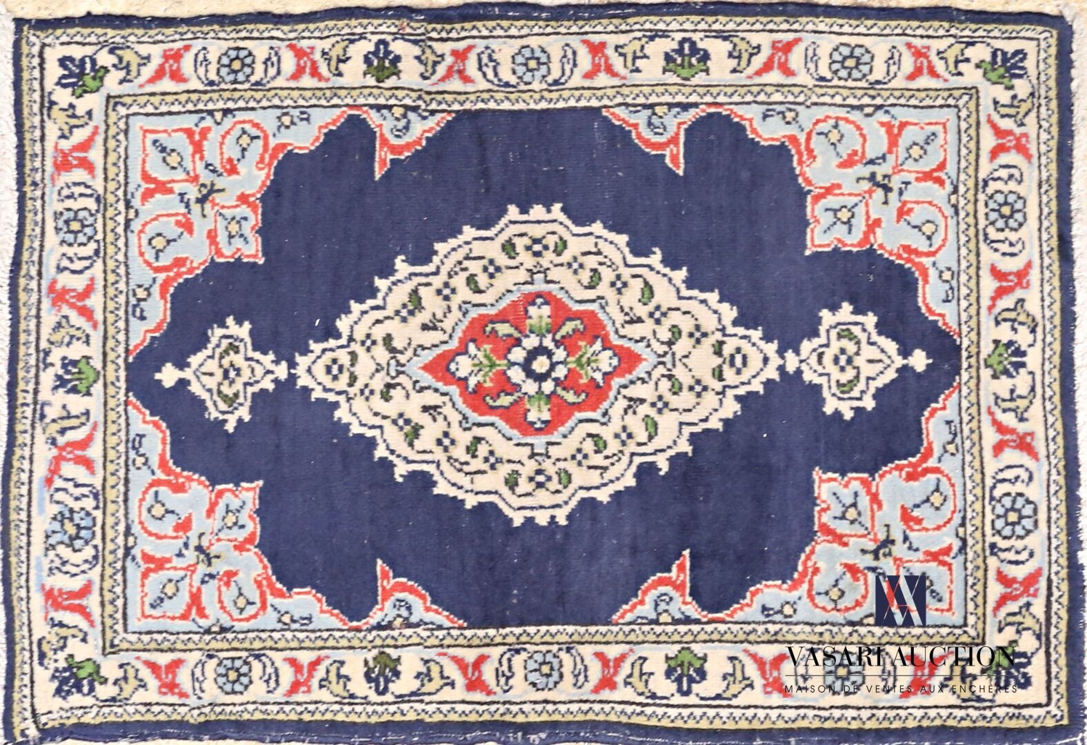 Null TEBRIZ

Descente de lit en laine à décor de motif fleuri sur fond bleu, la &hellip;