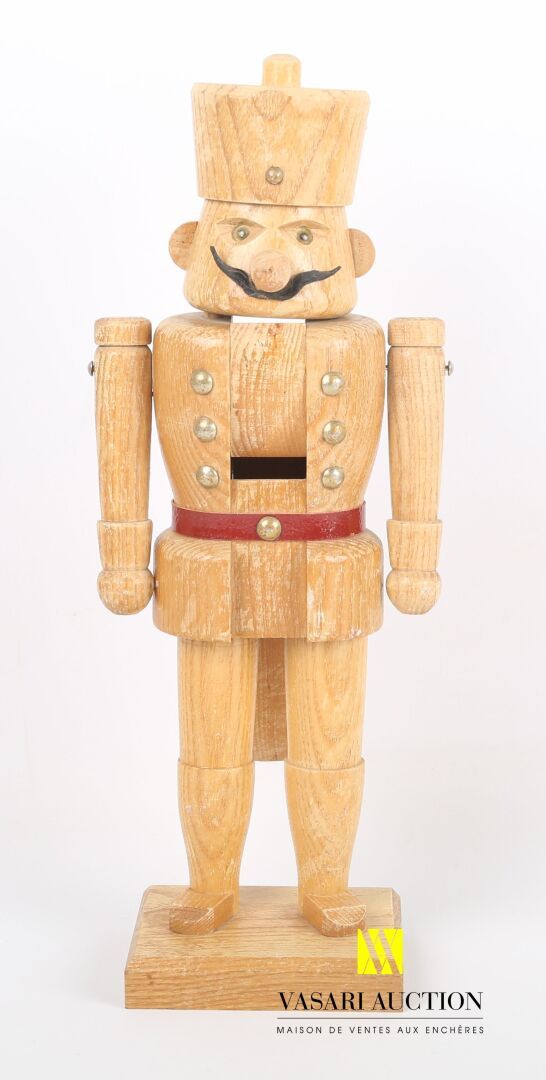 Null 雕刻的木制胡桃夹子，有一个长着小胡子的士兵，玻璃眼睛。

(对木材的古色古香的磨损)

高度：35厘米高度：35厘米