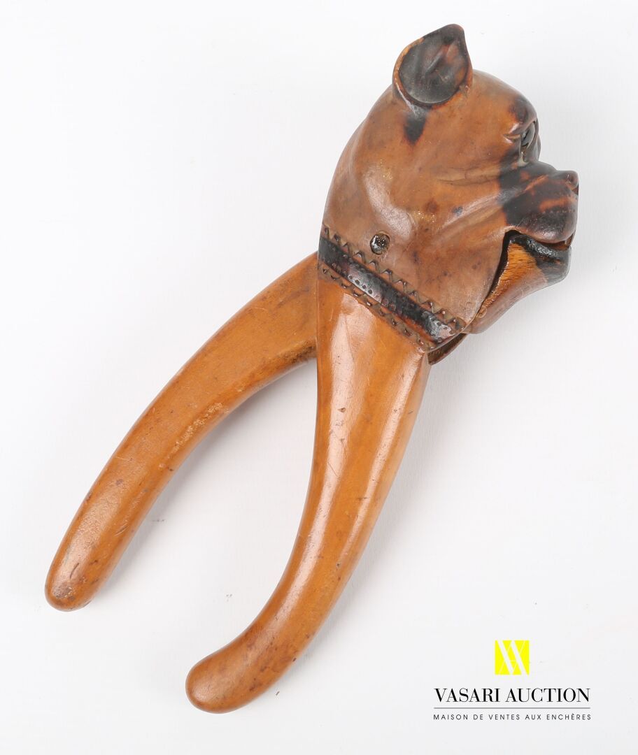 Null 代表Dogue的木雕胡桃夹子，眼睛为玻璃珠。

(缺失的小耳朵)

高度：19.5厘米高度：19.5厘米
