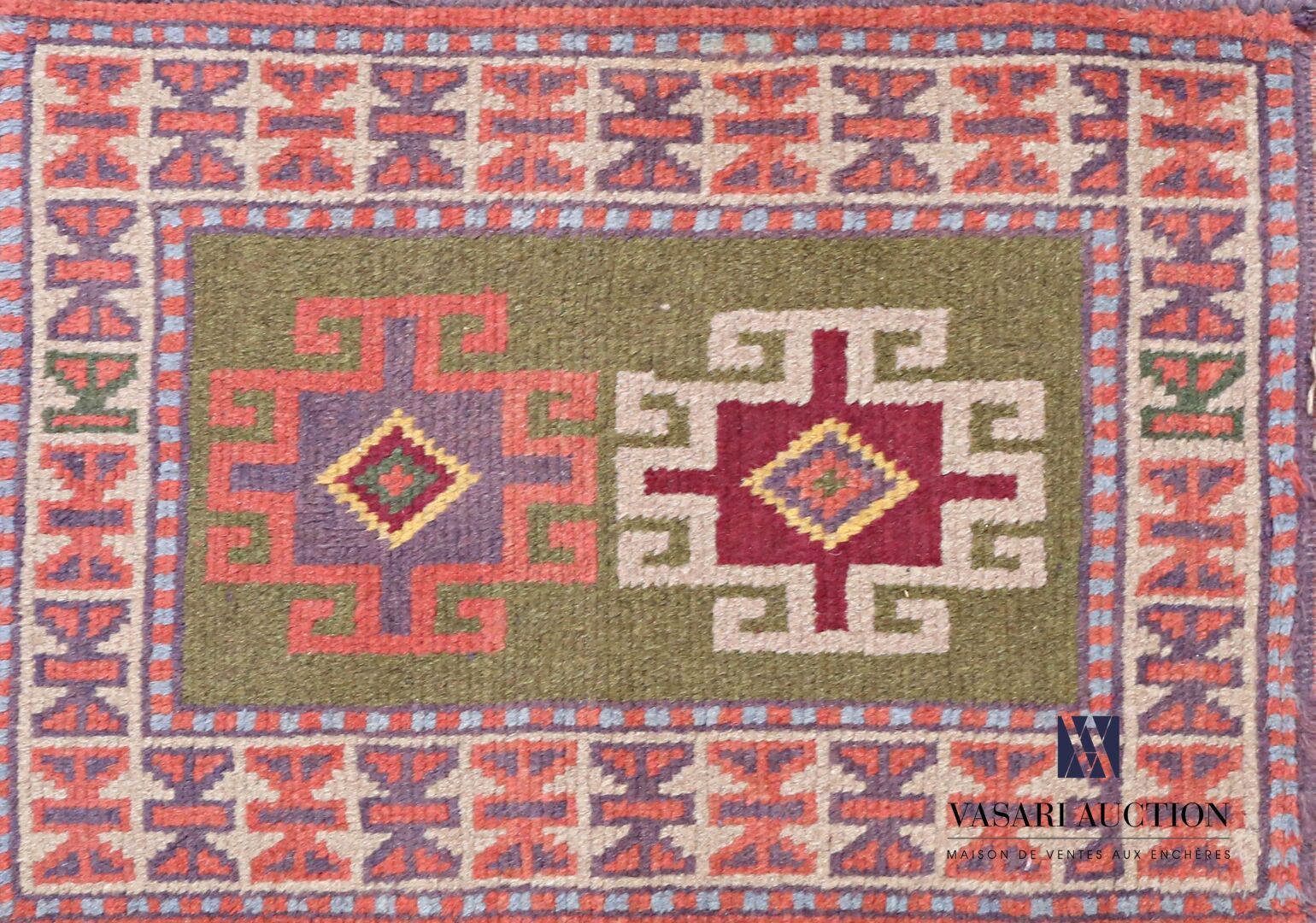 Null KORDY

Descente de lit en laine à décor de deux motifs géométriques sur fon&hellip;