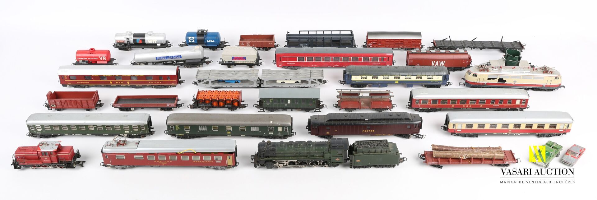 MARKLIN / JOUEF / TRIX EXPRESS et divers 
Lot comprenant deux locomotives, deux &hellip;