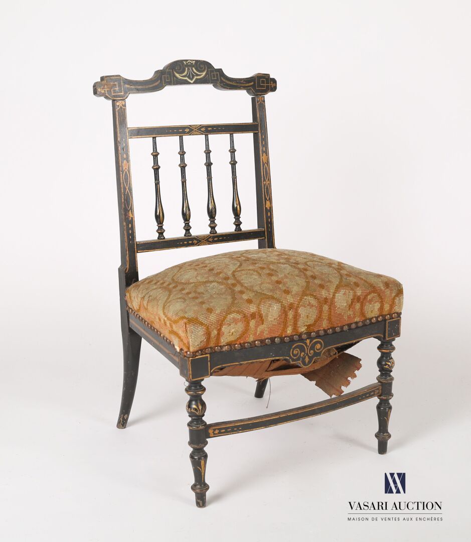 Null 黑色漆面的天然木椅，有金色的亮点，镂空的椅背中间装饰有巴洛克式的条形，它靠在四条腿上，前面是巴洛克式的，后面是马刀式的。

拿破仑三世时期

(缺失和&hellip;