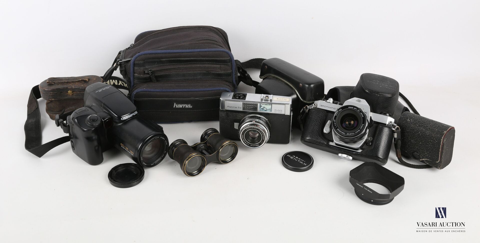 Null 拍品包括一台奥林巴斯ED/35-180智能变焦和闪光相机（装在箱子里），一台安溪彭塔斯SPOTMATIC F相机（装在皮箱子里），一台柯达RETINA&hellip;