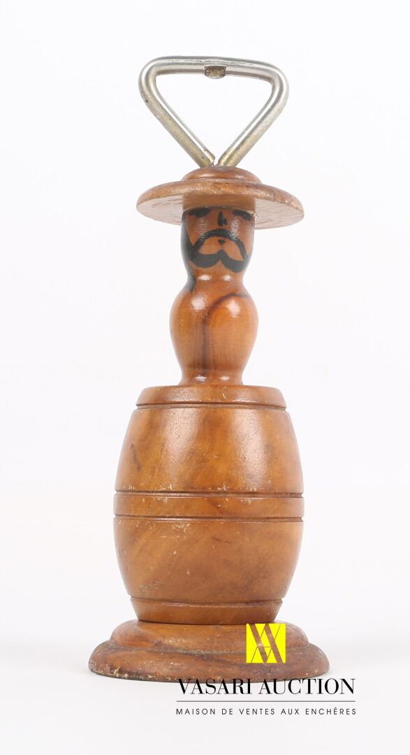 Null Flaschenöffner aus profiliertem Holz mit Dekor eines nackten, in einem Fass&hellip;