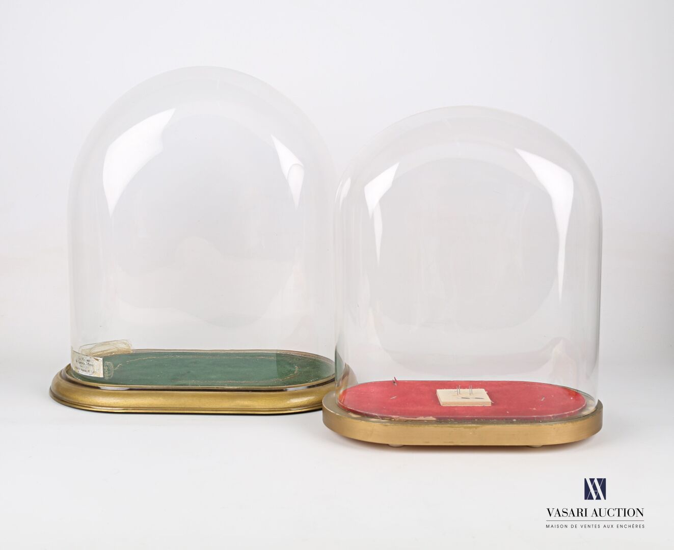 Null 
Lot de deux globes en verre sur socle en bois doré.

(restauration au scot&hellip;