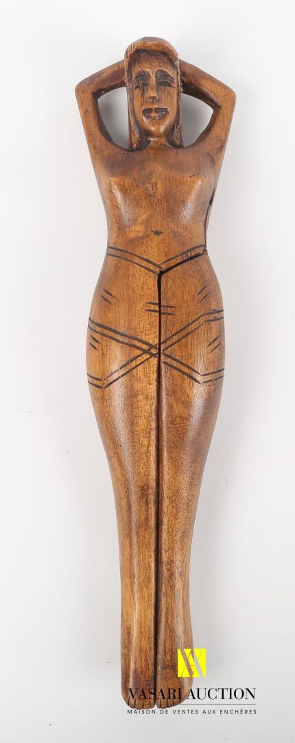 Null 雕刻的木制胡桃夹子，展示一个女人的伸展。

(轻微磨损)

高度：34厘米高度：34厘米