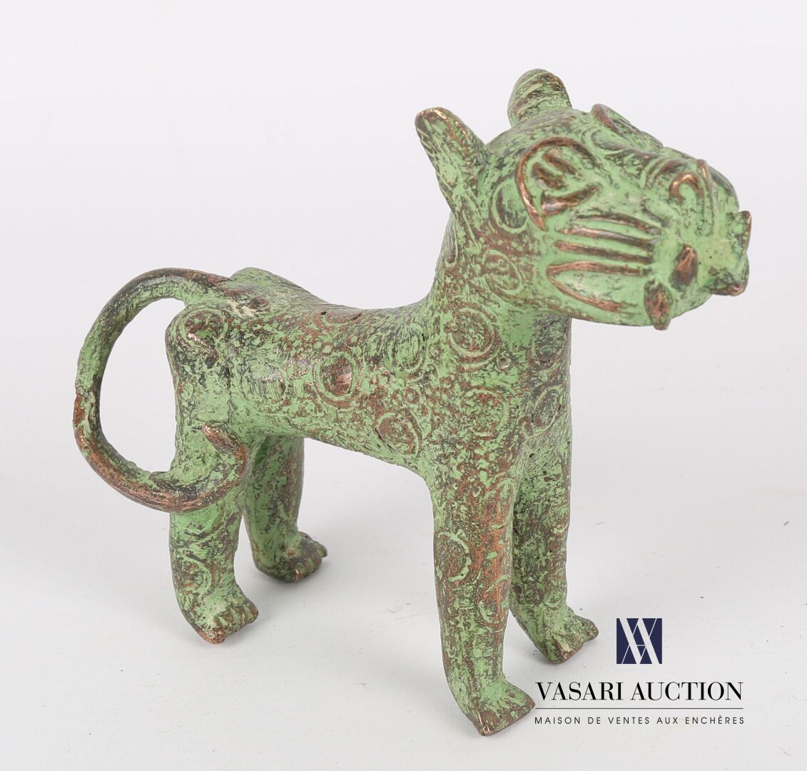 Null 非洲

表现一只豹子的青铜主题，其尾巴在侧面。

(氧化作用)

高度：12.5厘米12.5厘米 - 长度：13厘米