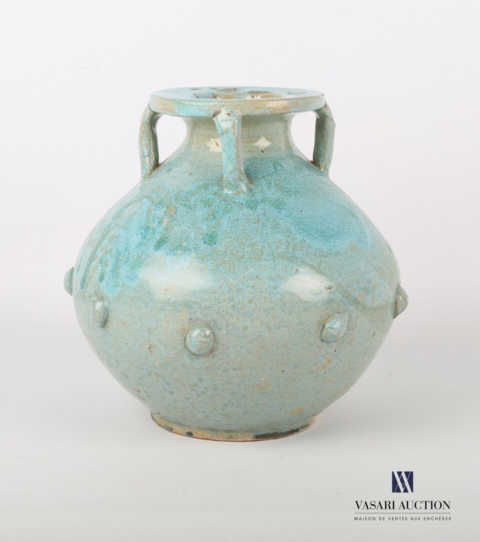 Null プリマベラション

绿松石釉陶瓷花瓶，膨胀的瓶身饰有水滴和珍珠，颈部露出四根棒子。

背面的标记

高度：20.5厘米高度：20.5厘米
