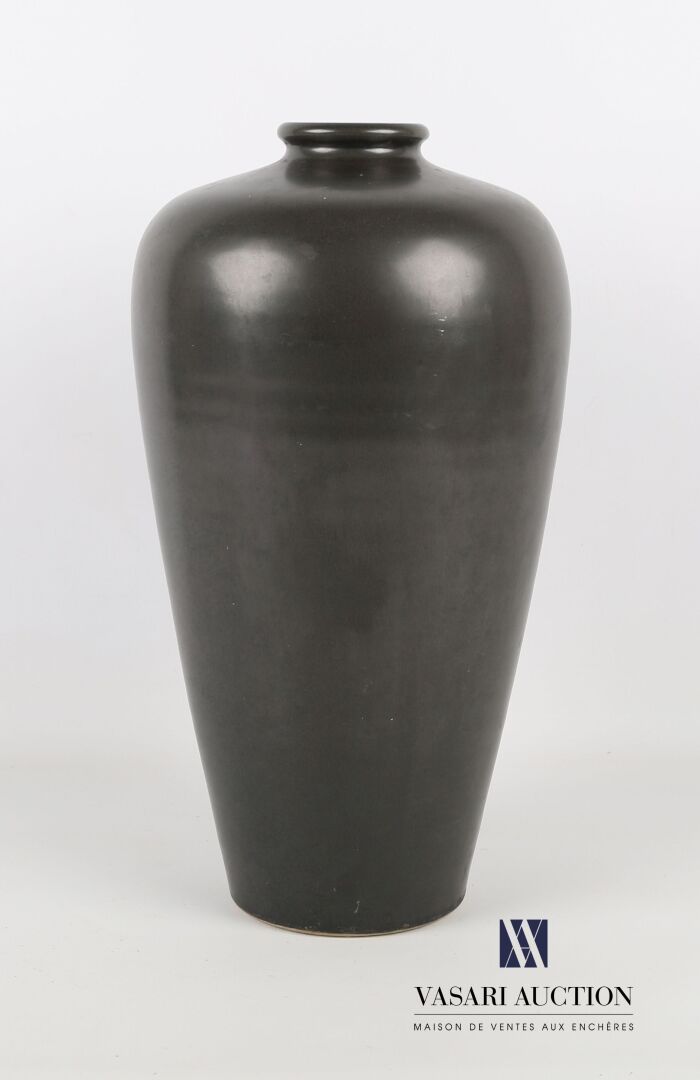 Null Jarrón de cerámica teñida de negro de forma cónica.

Altura : 38 cm 38 cm -&hellip;