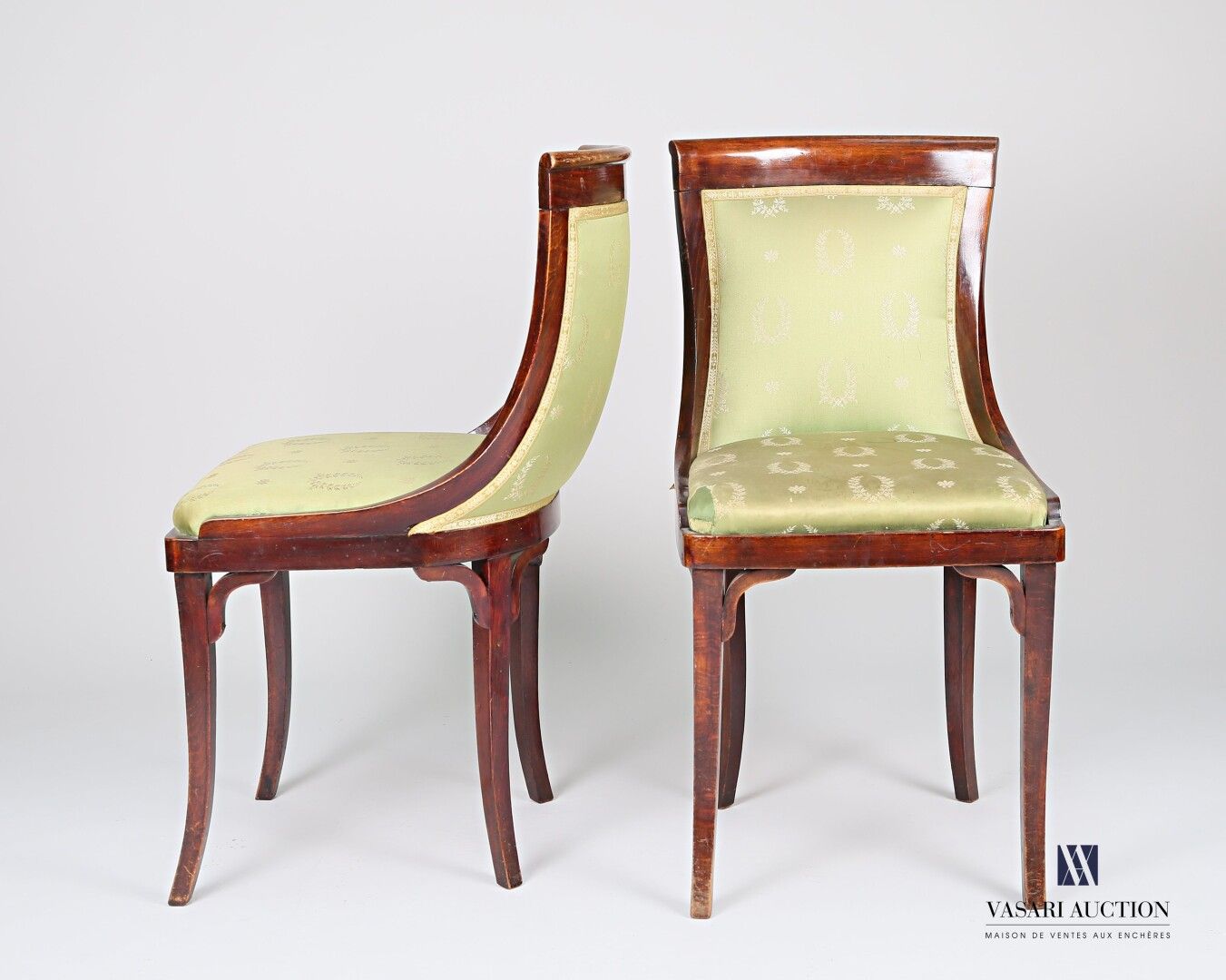 Null 一对染色和清漆的木椅，有弯曲的椅背，他们站在四个马刀腿上。

帝国风格--19世纪晚期

(内饰上的磨损和污渍)

高度高度：84.5厘米 - 宽度：&hellip;