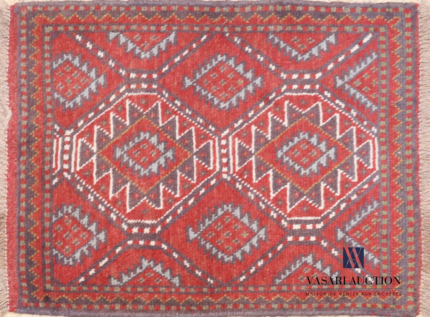 Null KORDY

Woolen bedspread decorated with geometrical shapes on a red backgrou&hellip;